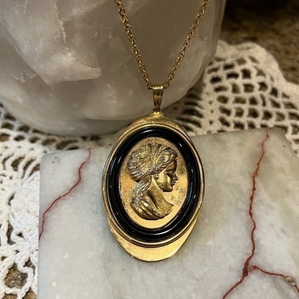 Vintage 1975 Avon Victoria Metal Cameo Necklace Gold Tone and Black